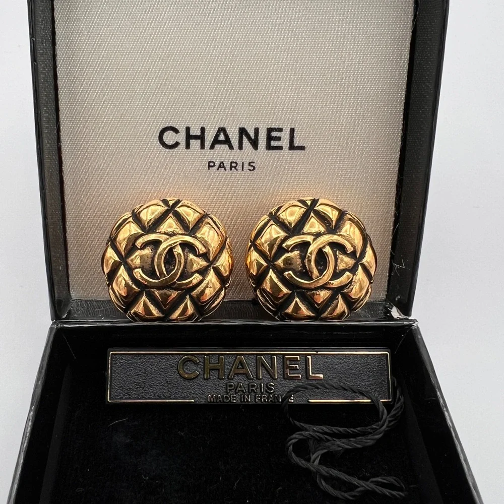 CHANEL Vintage Quilted CC Matelasse Logo Earrings - Picture 2 of 10